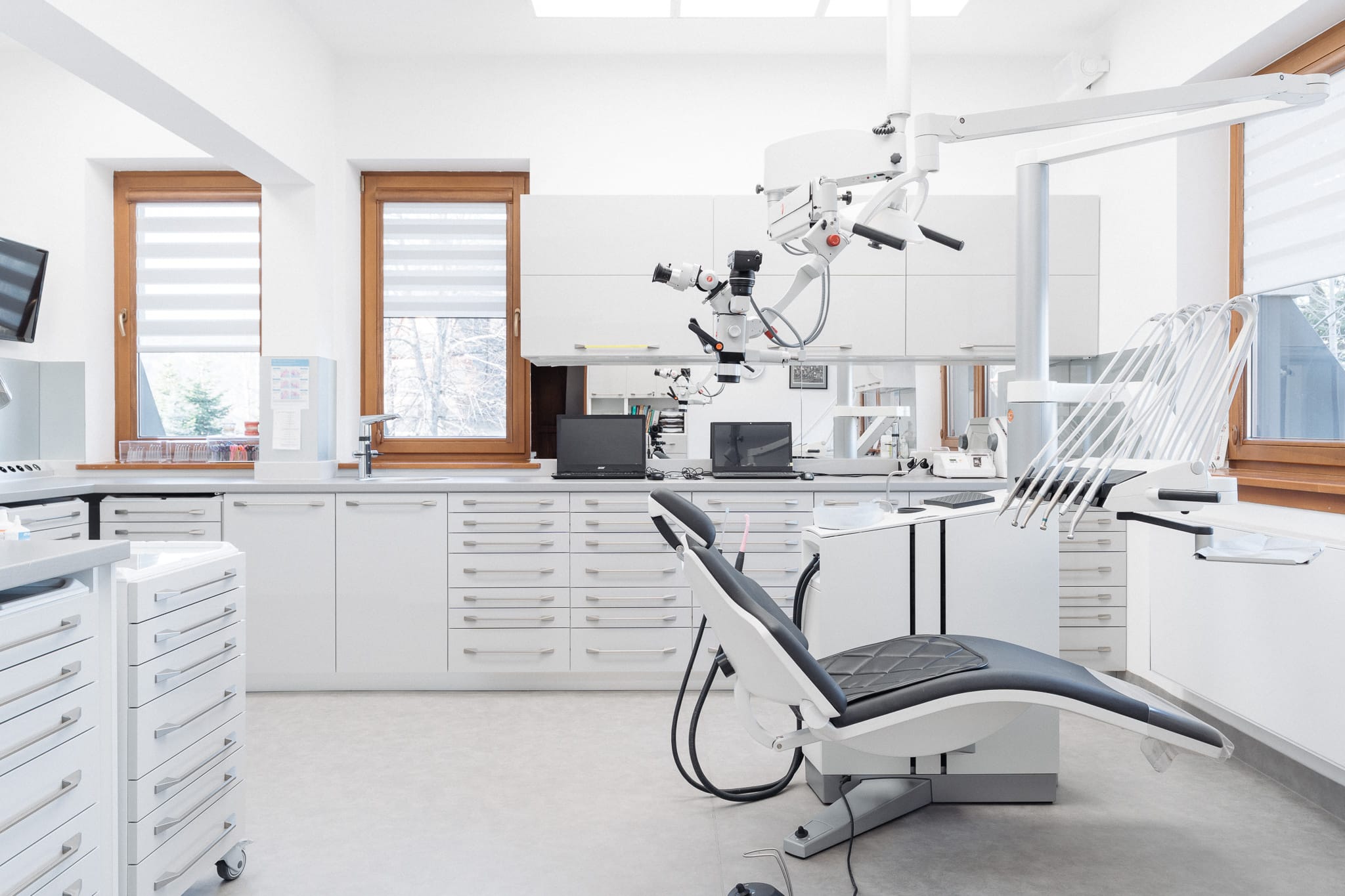 Gabinet stomatologiczny Avo Dental Zakopane na Krupówkach – wejście, widok na gabinet
